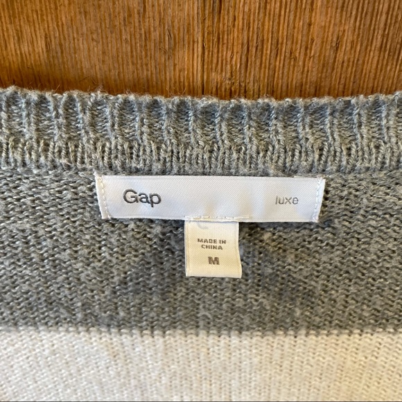 Gap White and Gray Stripe Sweater Size Medium - Picture 4 of 6